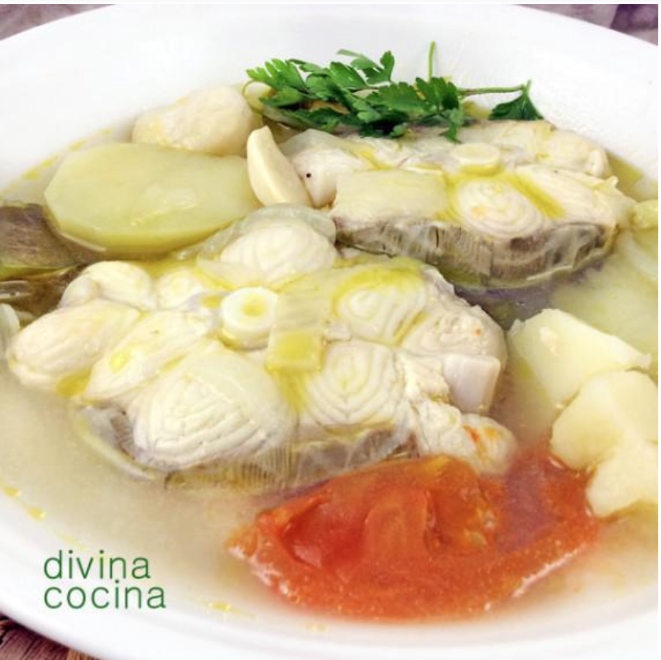 Ensalada de pimientos asados atún y huevo con pescado en caldo blanco